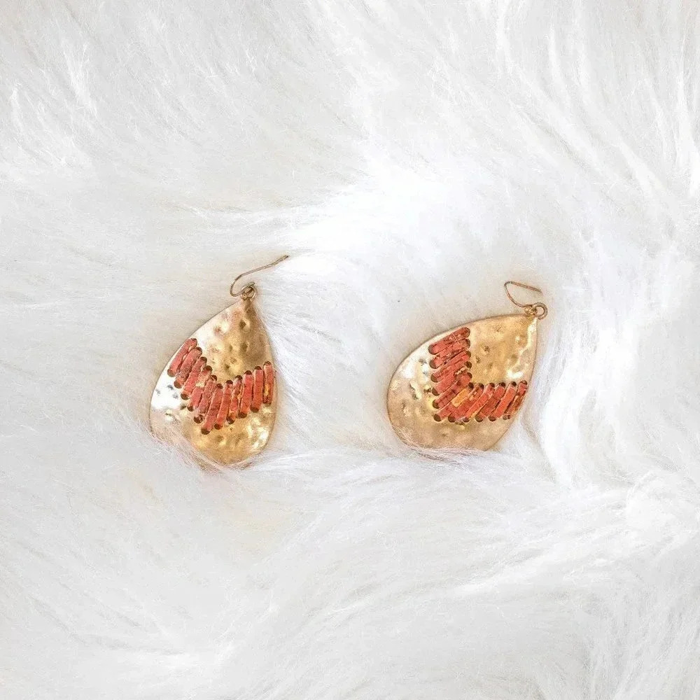 ✨️2/$25✨BOHO CHIC HAMMERED GOLD TONE & CORAL PEACH LEATHER AZTEC WESTERN DANGLE